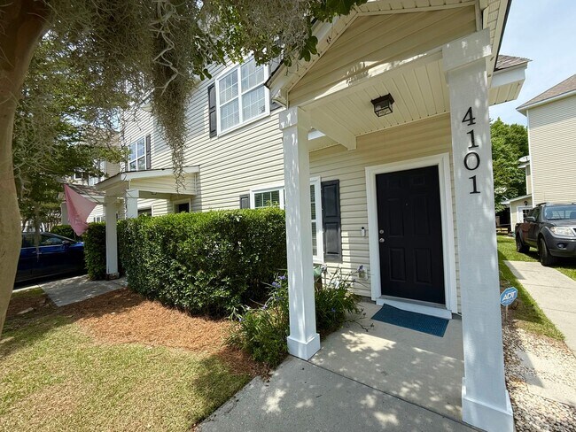 Foto del edificio - Move in Ready Three Bedroom Townhome in West Ashley