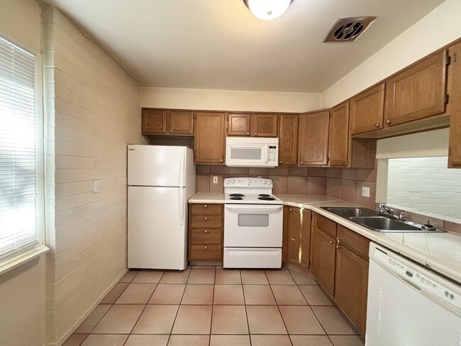 Building Photo - 599 Darwin St