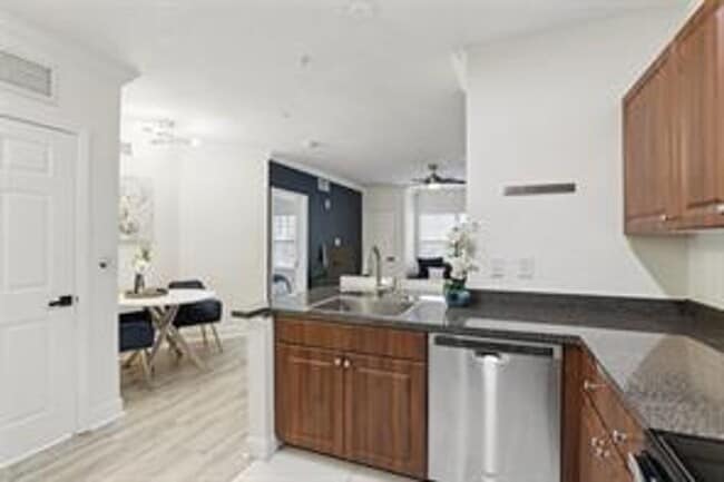 Building Photo - The Grande Downtown - Beautiful 1 bedroom ...