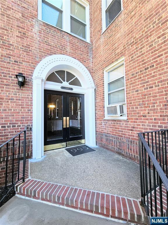 Building Photo - 975-995-995 Teaneck Rd