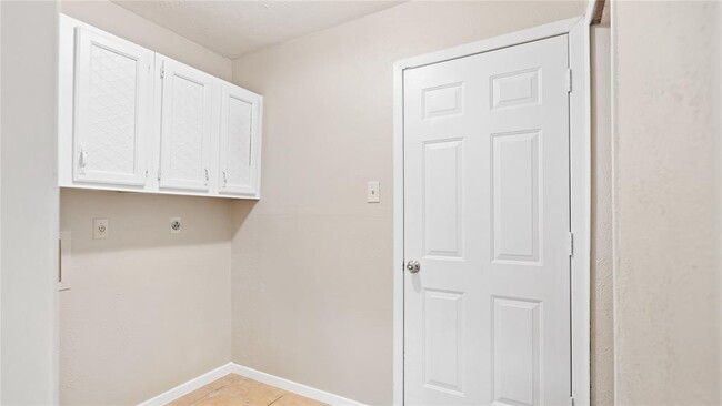 Building Photo - 2019 Fall Meadow Dr