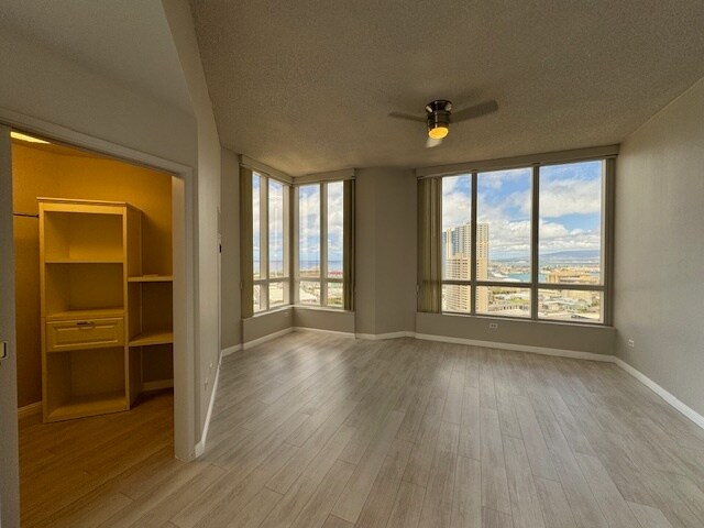 Habitación principal con vestidor - 725 Kapiolani Blvd