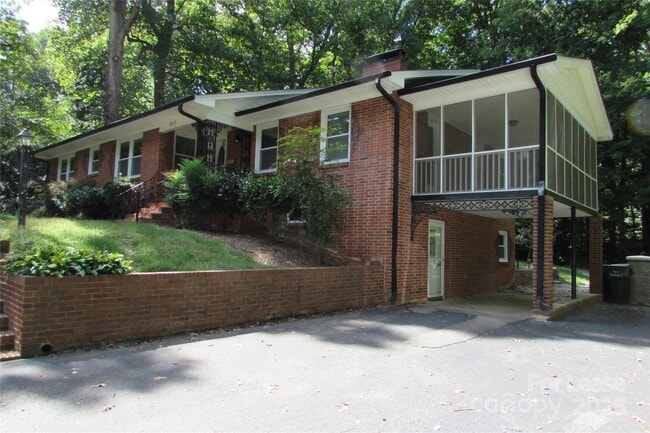 Foto del edificio - 501 Dunham Rd