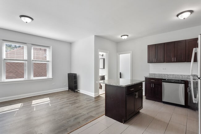 Building Photo - 1608 W Sherwin Ave