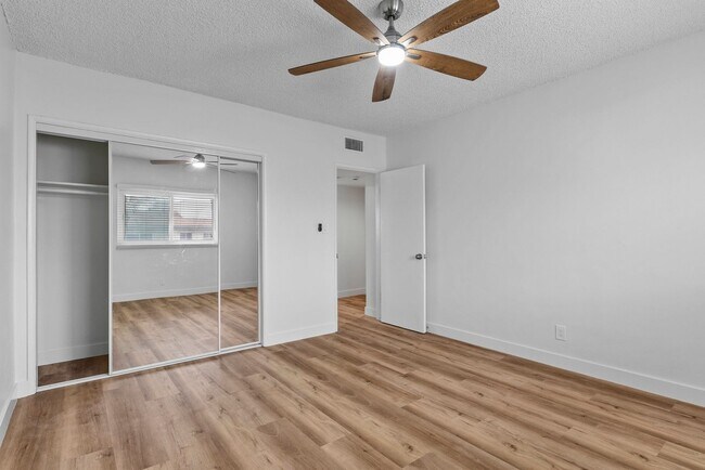 Foto del edificio - 112 E Buckthorn St
