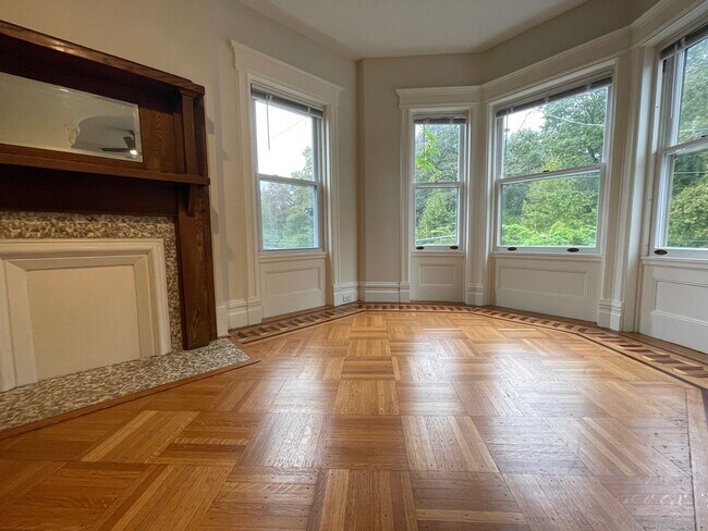 Foto del edificio - Renovated 3 Bedroom 2 Bathroom House Across From The Park