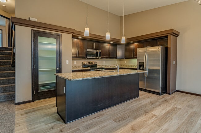 Encimeras de granito y despensa - 3717 McKenzie Dr SE