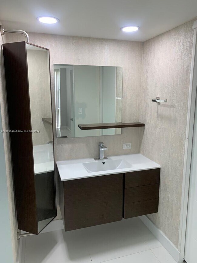 Foto del edificio - 16909 N Bay Rd