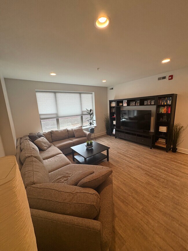 Foto del edificio - 1250 Diamond Ct