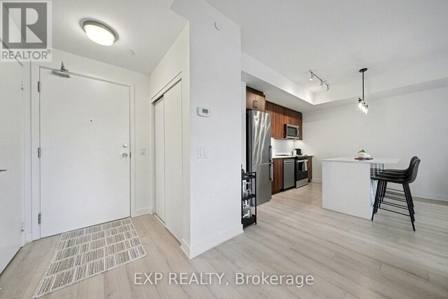 Building Photo - 681 Yonge St