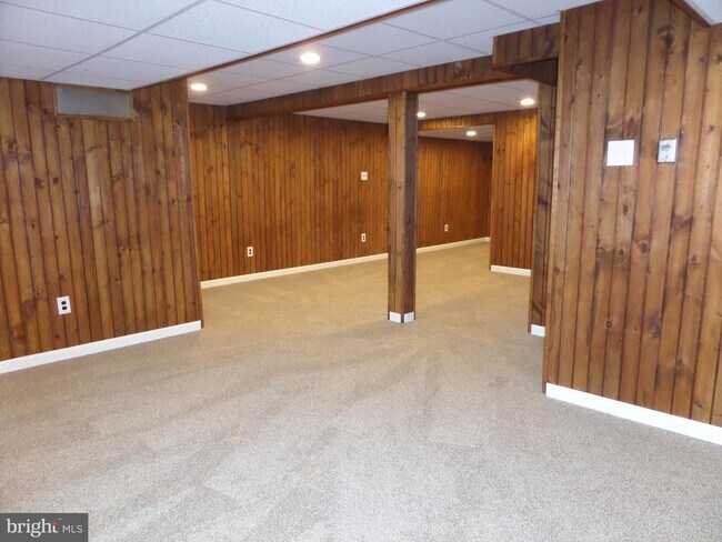 Building Photo - 285 Parkview Dr