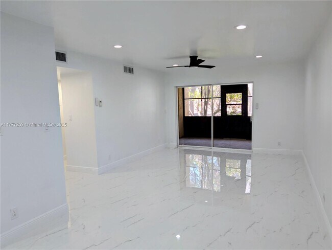 Building Photo - 200 Jacaranda Country Club Dr