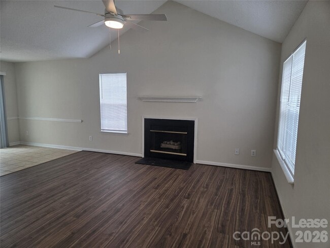 Building Photo - 121 Foxglove Dr