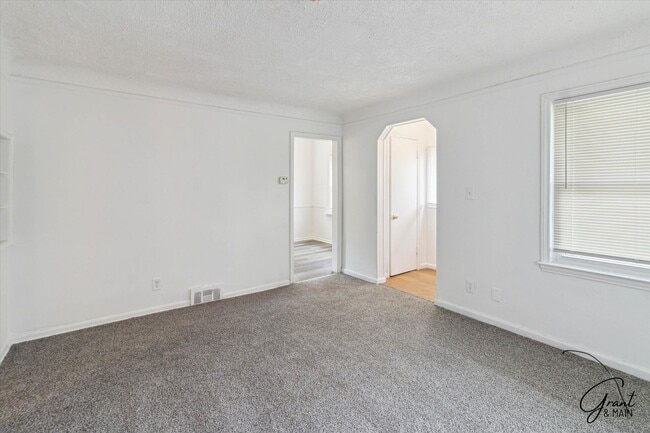 Building Photo - $1500 5 bedroom 2 bath