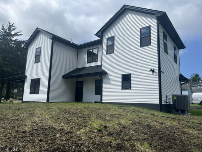 Foto del edificio - 212 Willow Grove St