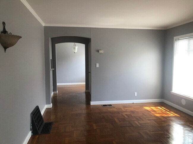 Living - 860 Highland Ave