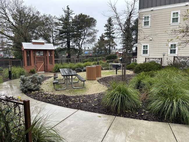 Building Photo - Well-Kept 1 Bedroom, 1 Bath Condo in East Petaluma