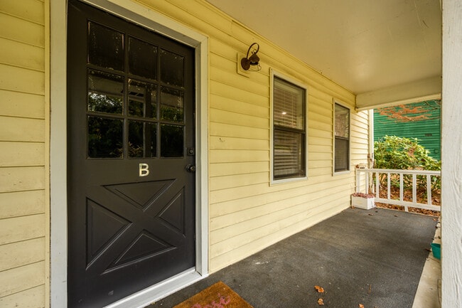 Building Photo - 1520 Springwood Dr SE
