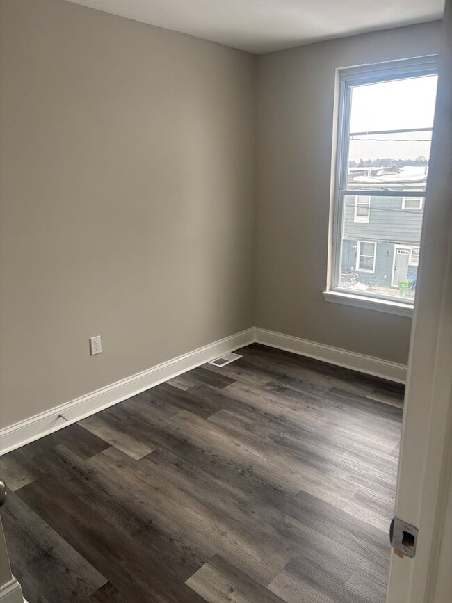 Foto del edificio - Spacious 3 Bedroom Home Available In East Baltimore