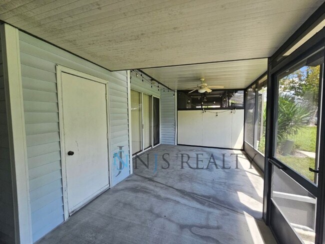 Building Photo - LOCATION LOCATION! 2/2 1234 Sq. Ft. with H...