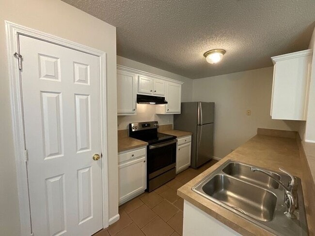 Building Photo - 1608 Hallmark Hills Dr