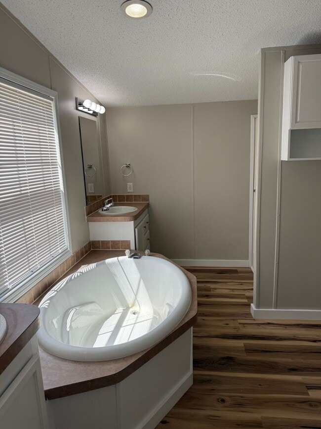 Building Photo - 4 BR 2 BA Newly Renovated $1850 !!