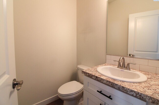 Foto del edificio - 3 Bed/2.5 Bath Townhouse in Kennewick