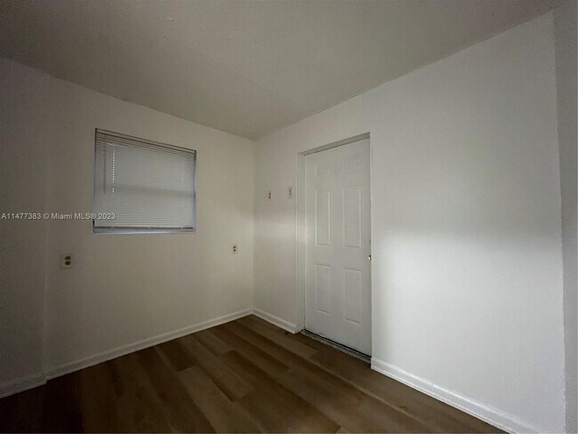 Foto del edificio - 6543 SW 28th St
