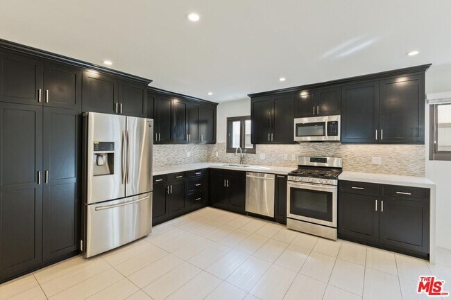Building Photo - 6930 De Celis Pl