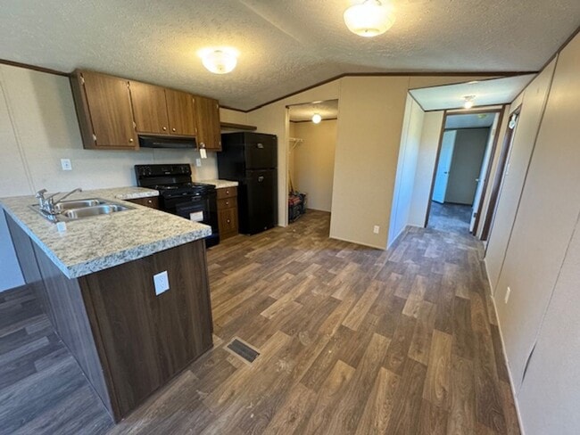 Building Photo - Move in June 10th 2025!! Beautiful 3 bedro...