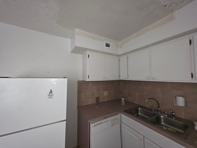 Building Photo - 2644 Sandbury Blvd