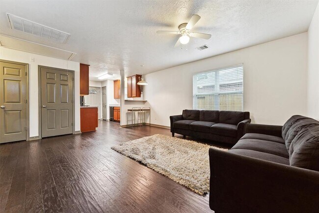 Foto del edificio - 8702 Shady Vista Ln