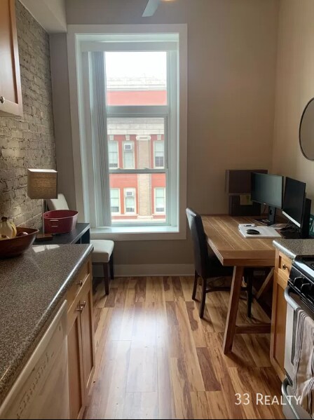 Building Photo - Top Floor Beautiful 3 Bed 2 Bath Lincoln Park