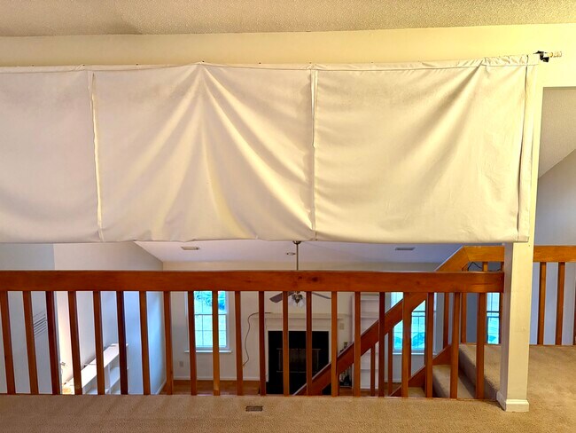 La cortina divisoria se puede bajar para mayor privacidad y crear un tercer dormitorio o una pantalla de proyector. - 208 Quarter Trl