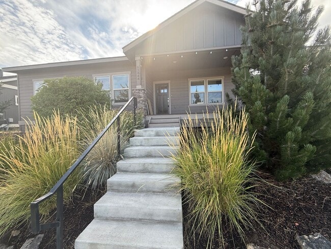 Building Photo - NE 3 Bdrm, 2 Bath, Gas Heat/Fireplace, Air...