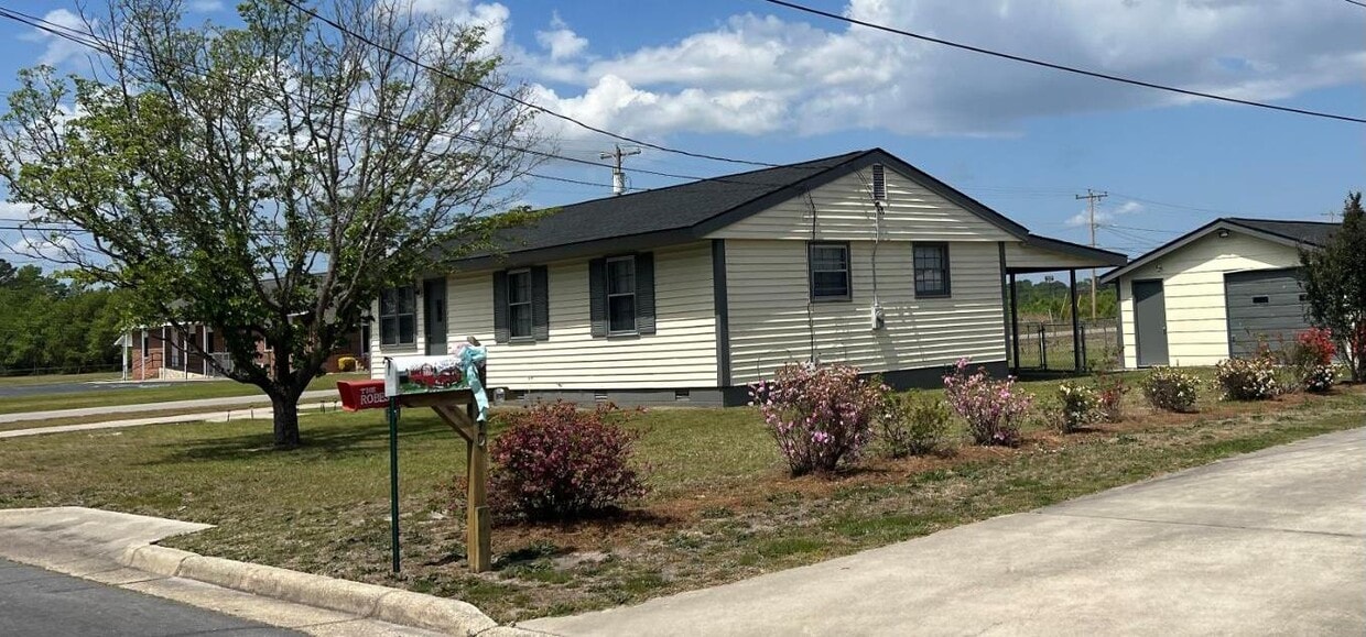 Primary Photo - 2980 Bragg St