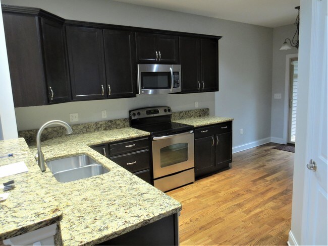 Foto del edificio - 102 Cypress Cir