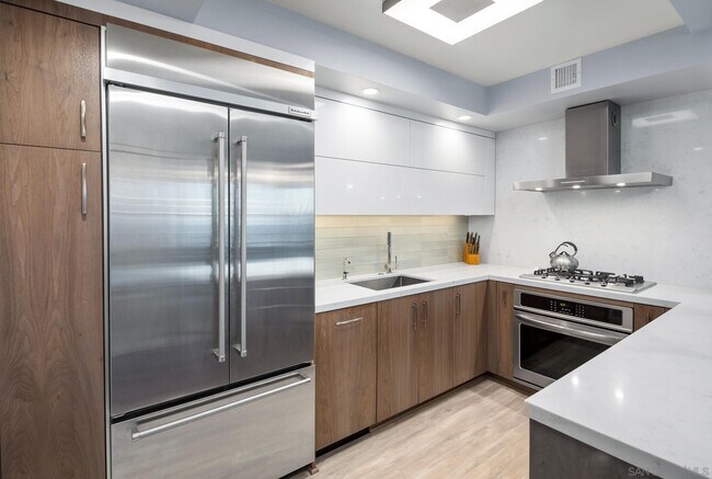 Foto del edificio - 500 W Harbor Dr