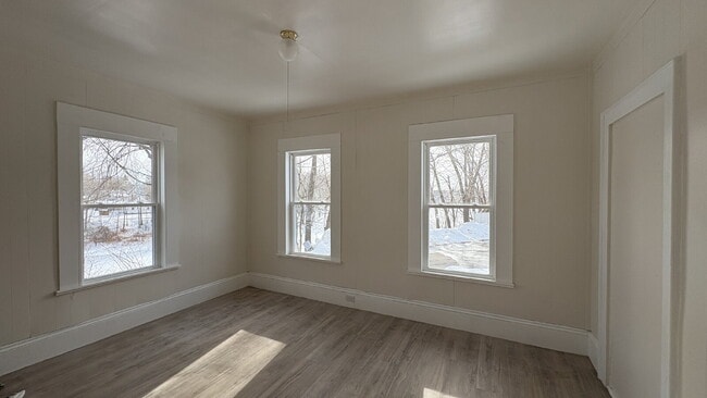 Foto del edificio - 3BR with Views of Presumpscot River | Newly Renovated | Heat Included | Bright + Quiet Location