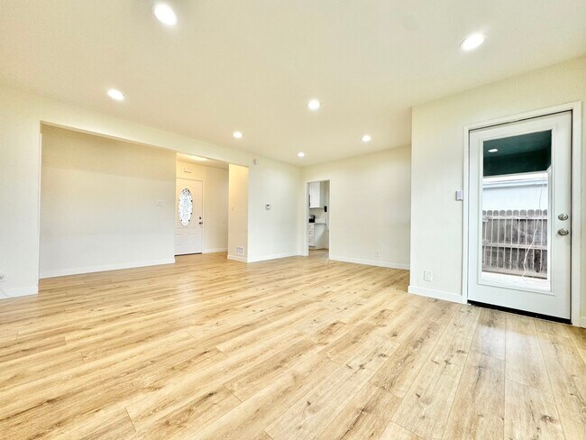 Foto del edificio - 17035 Burton St