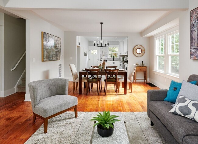 Building Photo - 4 Bed, 3 Bath Remodeled Home Near Mt Tabor...