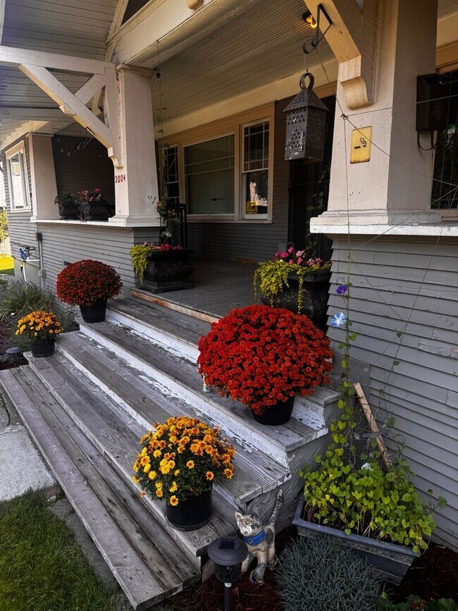 Foto del edificio - Classic Craftsman Charm - 2BR Upstairs in ...