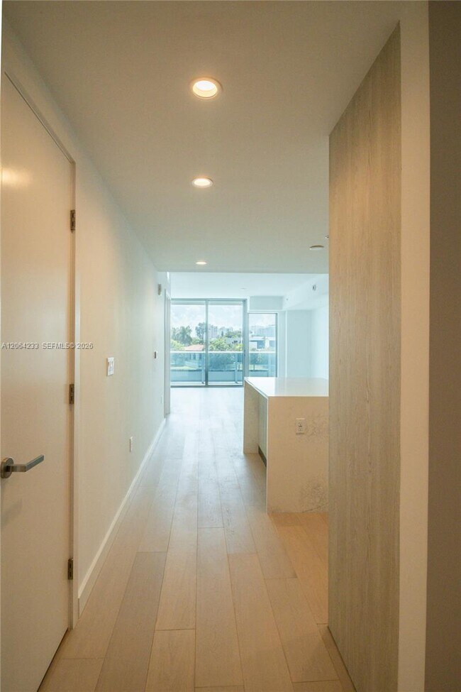 Foto del edificio - 9221 E Bay Harbor Dr