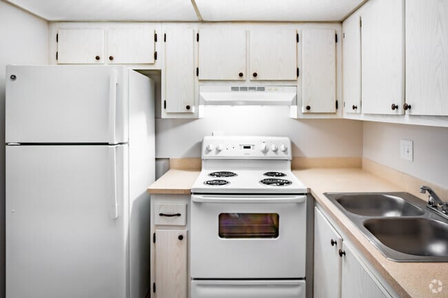 1BR, 1BA - 720SF - Kitchen - Lindru Gardens