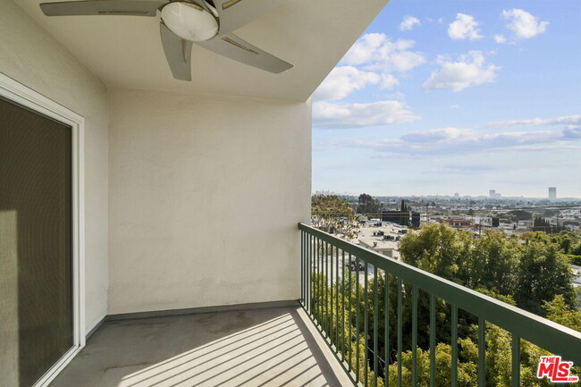 Foto del edificio - 8550 Holloway Dr