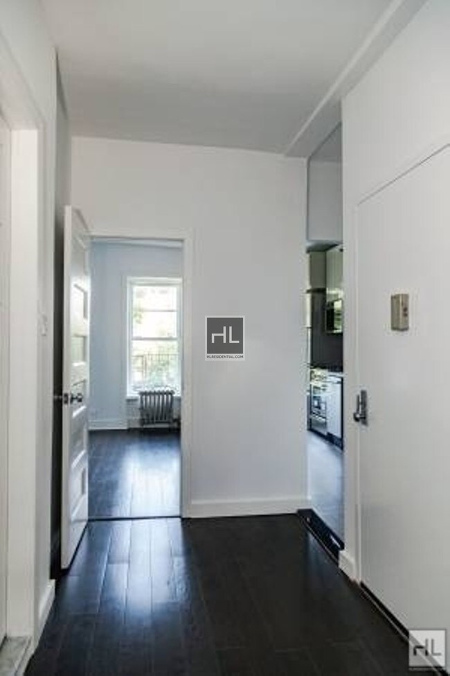 Building Photo - 68 Hart St