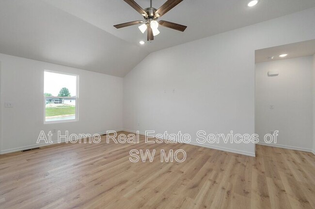 Foto del edificio - 863 S Silverwood Ln