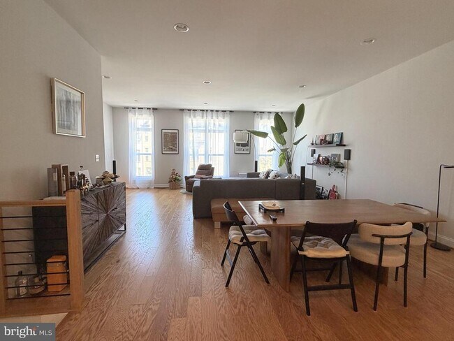 Foto del edificio - 12305 W Oaks Dr