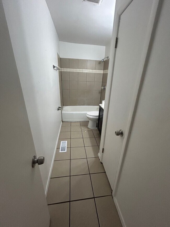 Foto del edificio - For Lease