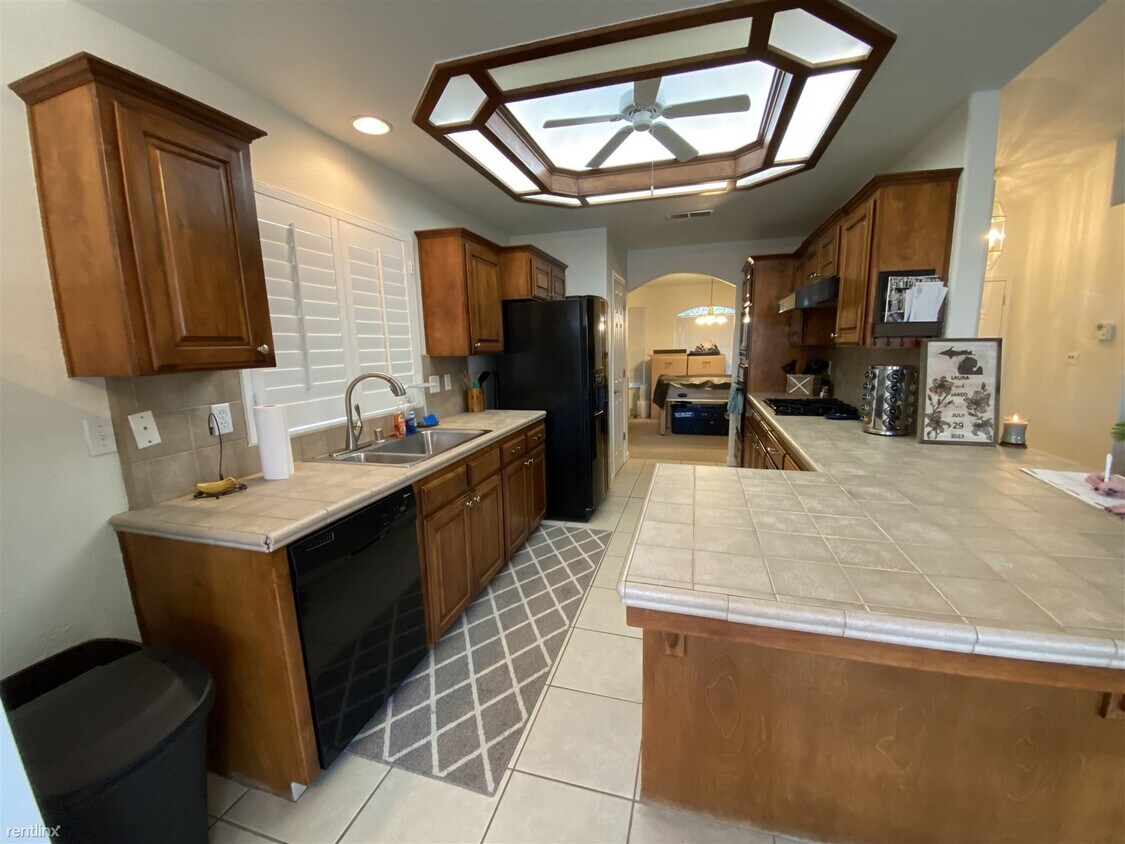 4 br, 2 bath House 1077 W Julia Way House for Rent in Hanford, CA